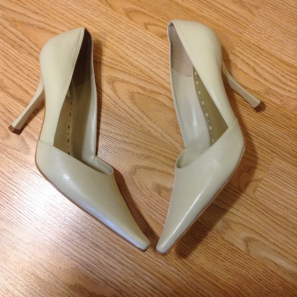 BCBGirls Pumps Heels. Cream/Wheat/Neutral color. NEW!  Unique cut! - Picture 5 of 8